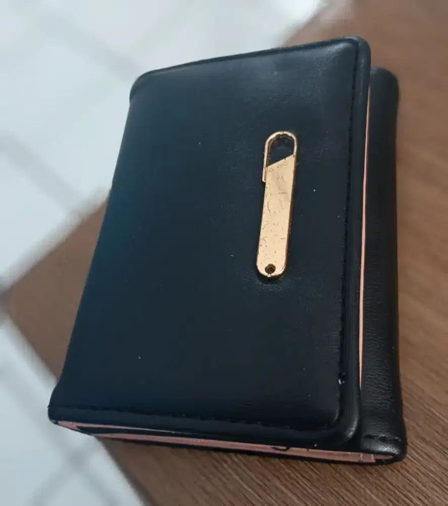 Dompet lipat hitam