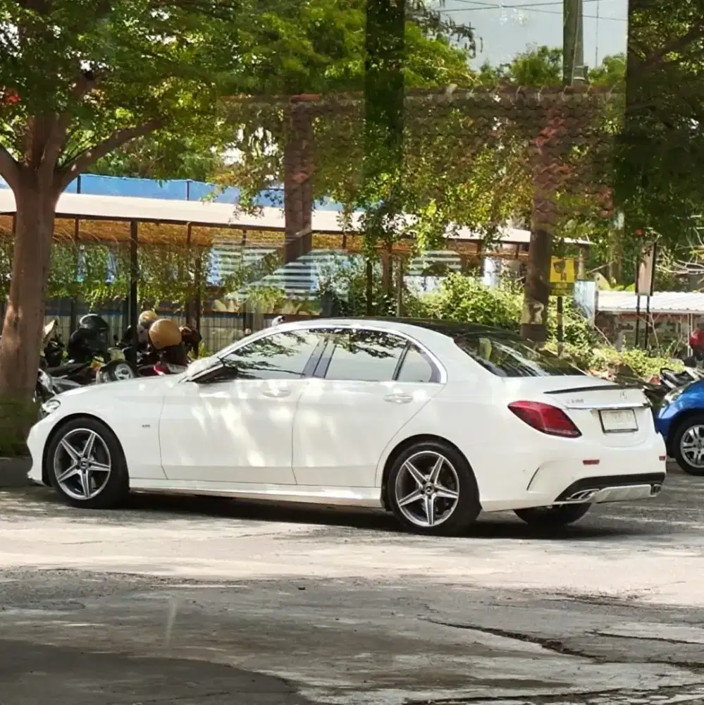 Mercedes C300 tgn 1 dari Baru kondisi nyaris Baru tinggal pakai