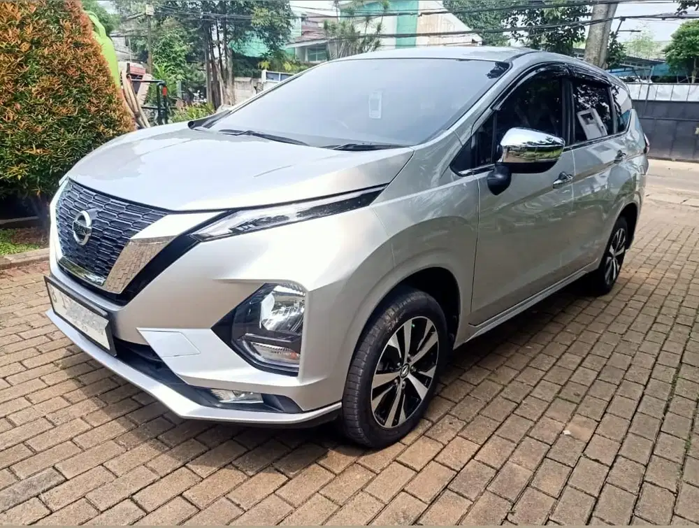 Nissan Livina 1.5 VL AT thn. 2019, matic, silver metalik, mulus