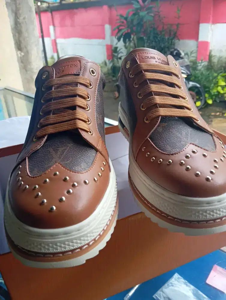 Sepatu LV Size 42