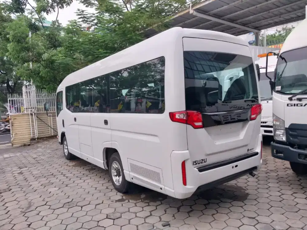 Isuzu Elf Long Minibus