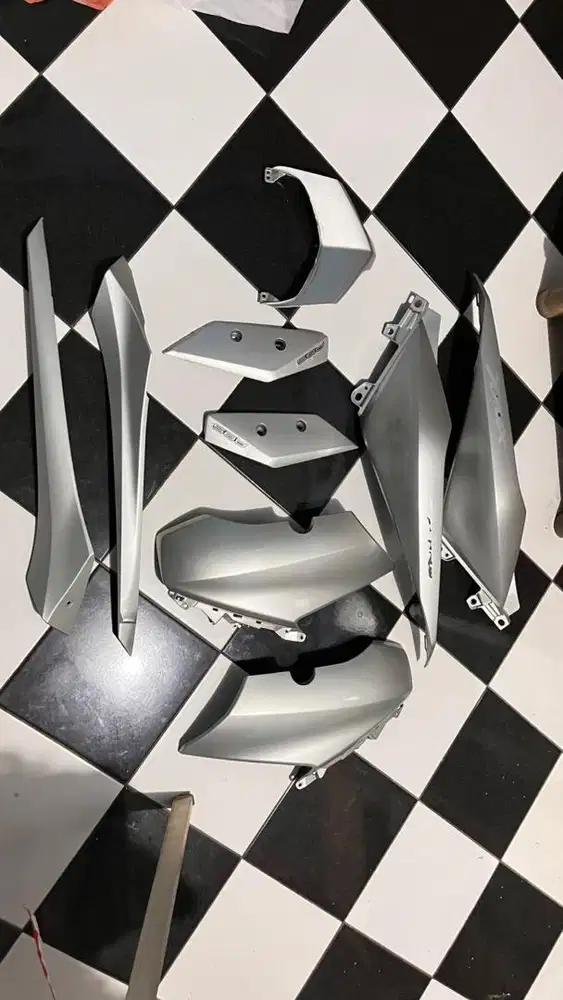 body xmax old warna silver