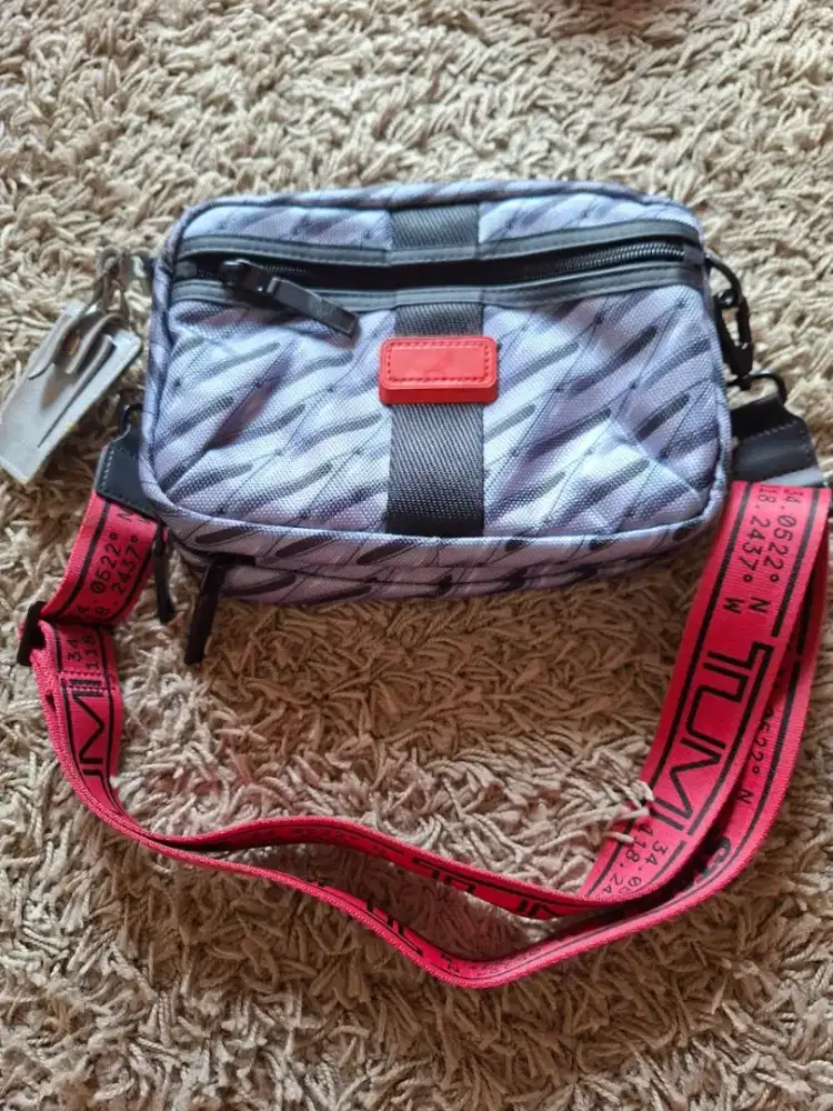 waistbag / waist bag / slingbag merk tumi autentik..good condition