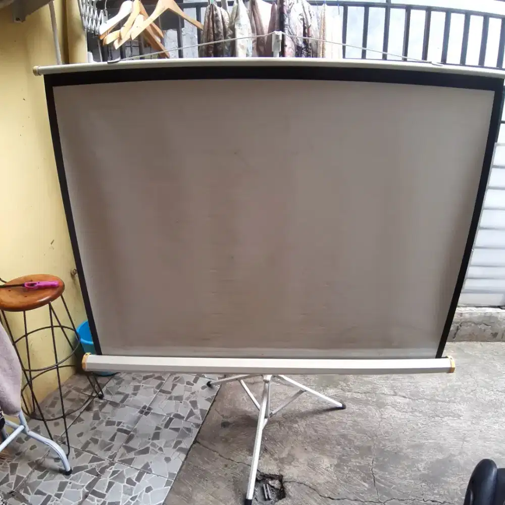 Tripot Screen Projector