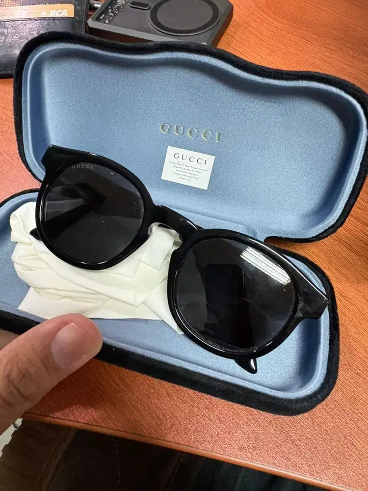 Kacamata hitam gucci
