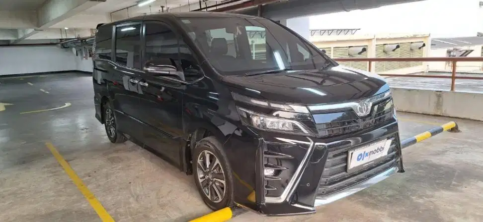 DP RENDAH Toyota Voxy 2.0 Bensin-AT 2017 SZO