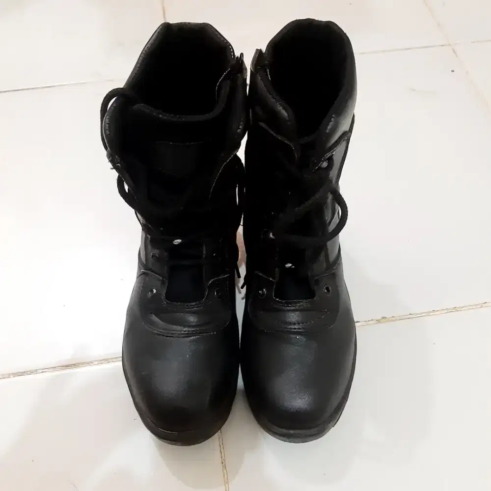 Sepatu Security