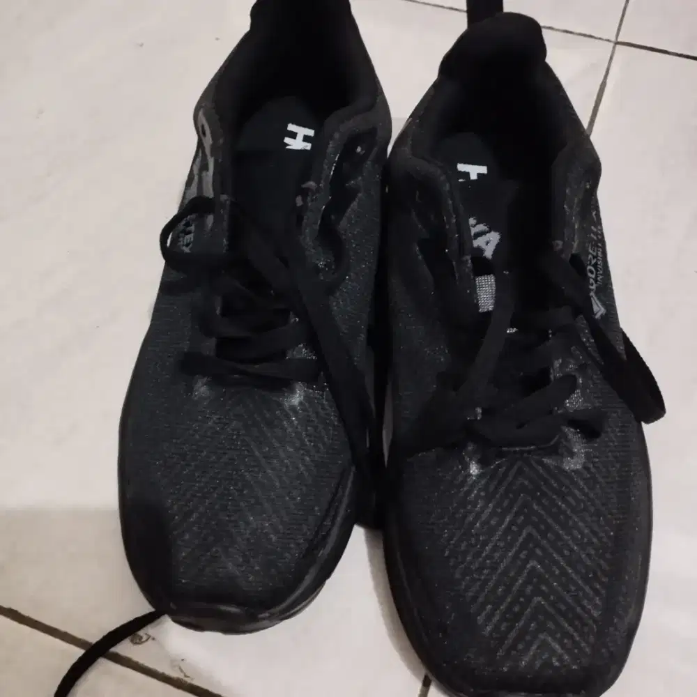 Hoka full black size 37