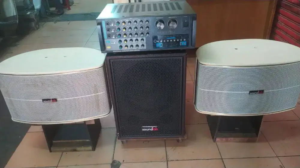 Satu set karaoke soundlab