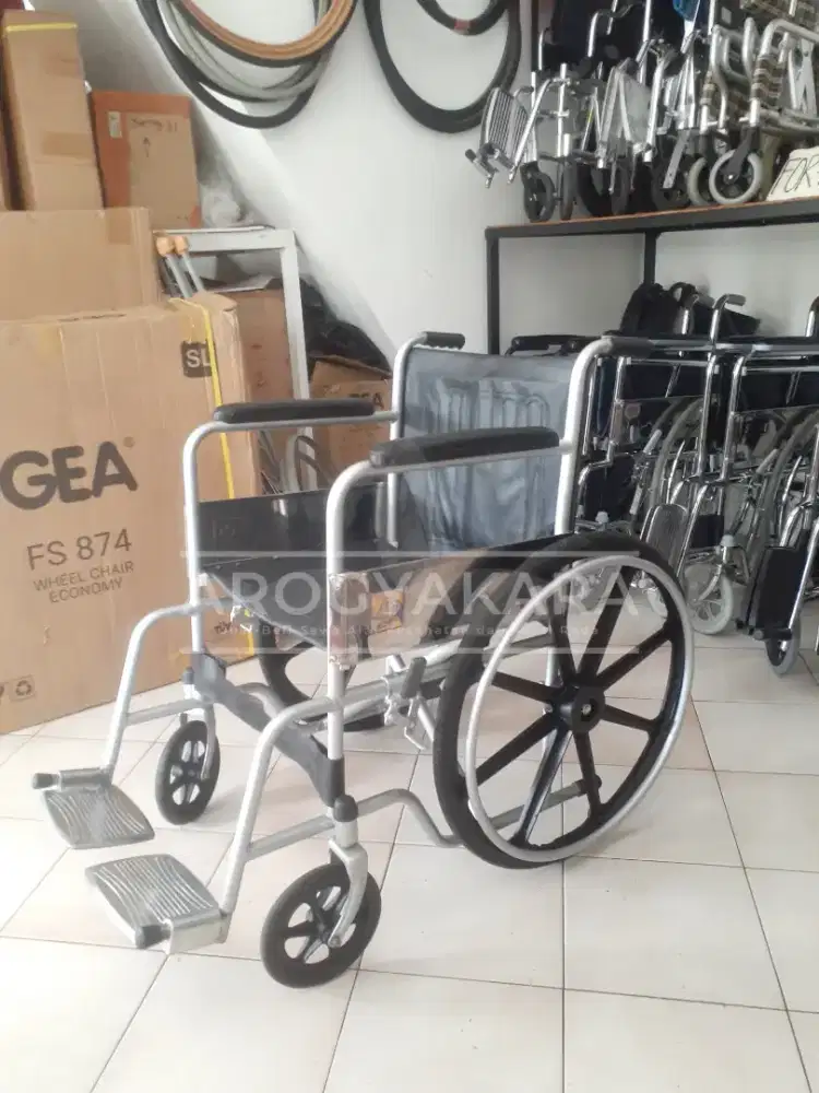 Kursi roda standart bekas