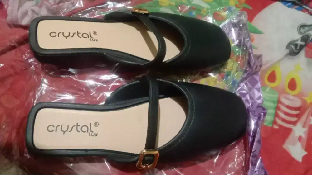Sepatu sandal jeli kondisi baru beli malahan kekecilan yg dtng