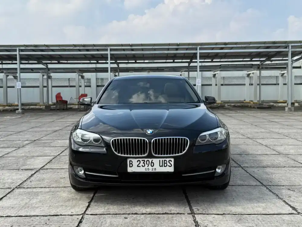 (Low km) Bmw 528i 2.0 AT. Luxury. Tahun 2012. Hitam. Perfect cond