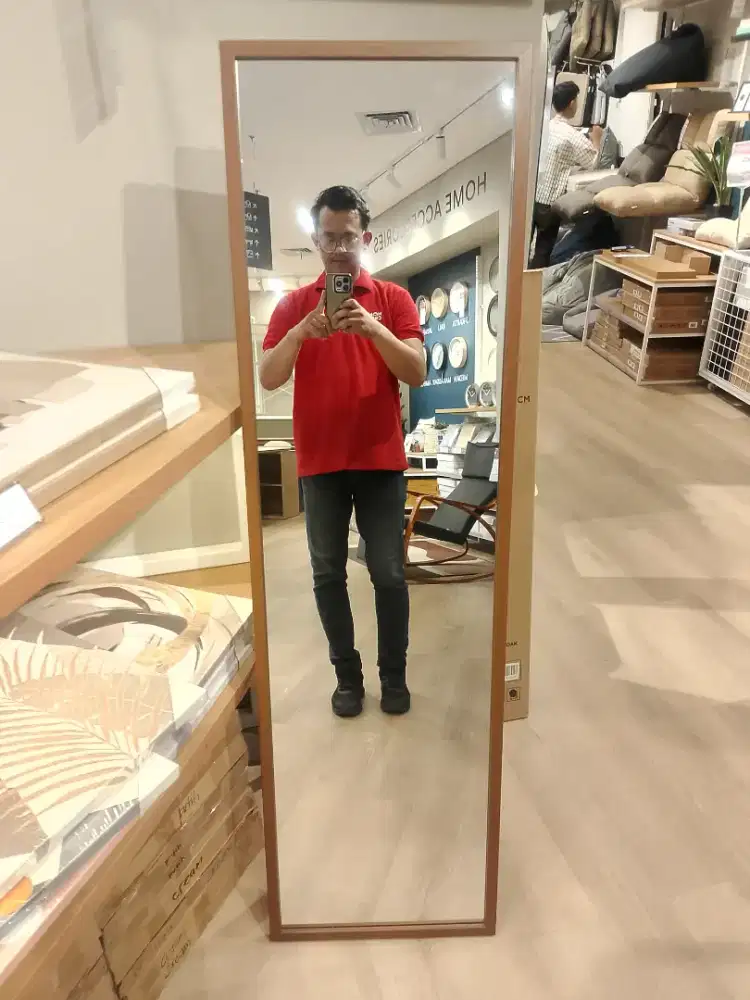 OSHU Standing Mirror Walnut P: 156 x L: 6.5 T: 44.6