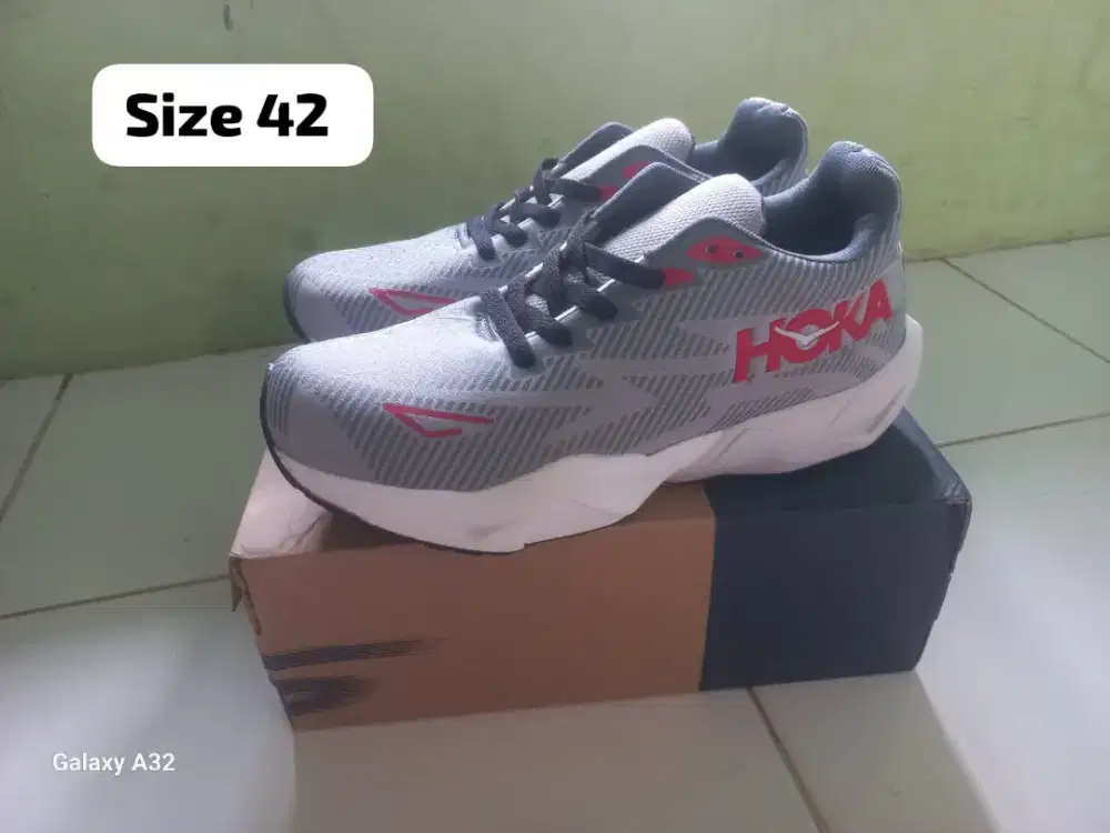 Sepatu running hoka