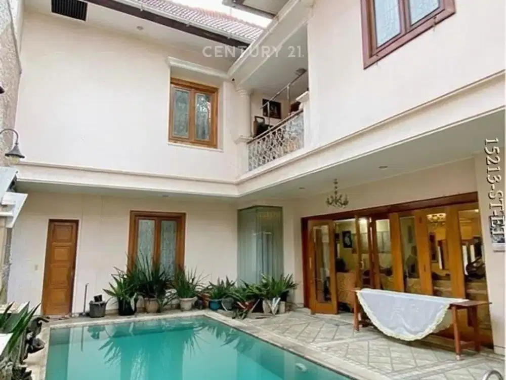 Dijual rumah Hook, semi furninshed, dengan kolam renang di sektor 1 Bintaro Jakarta Selatan