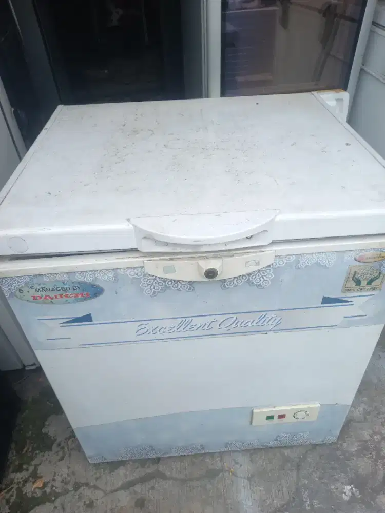 Di jual frezer box DAIMITSHU normal 200 liter