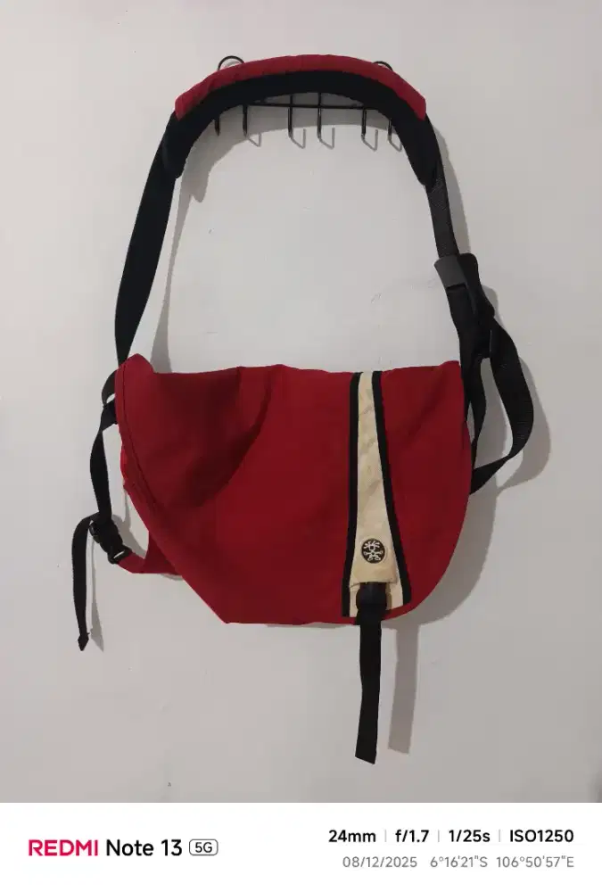 Tas selempang crumpler merah putih