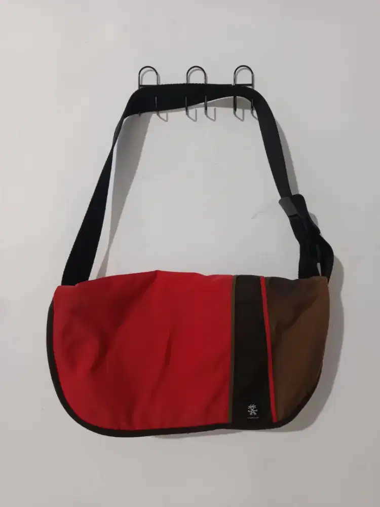 Tas selempang crumpler merah coklat