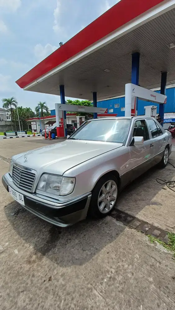 Mercedes-Benz E300 1988 Bensin