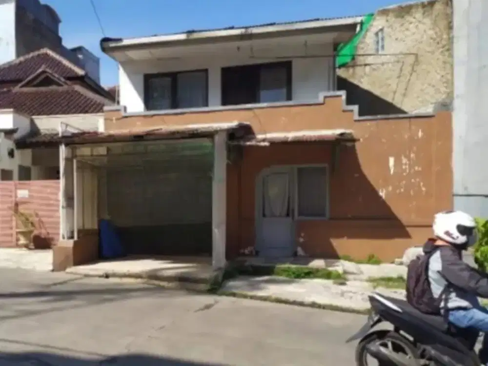 Ada rumah murah. Perlu renovasi.lokasi strategis di mainroad dago asri bandung utara