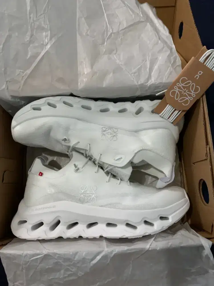 Jual Sepatu running loewe x on cloud full white