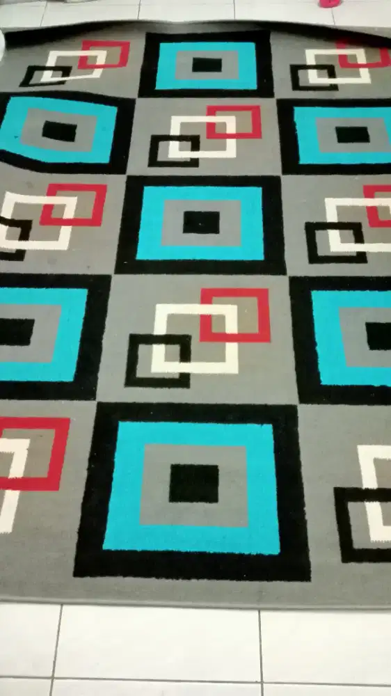 Karpet abu abu corak