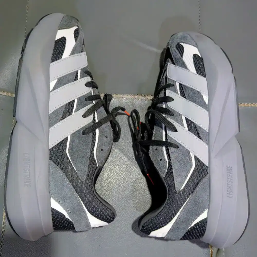Sepatu running lari casual adidas lightblaze