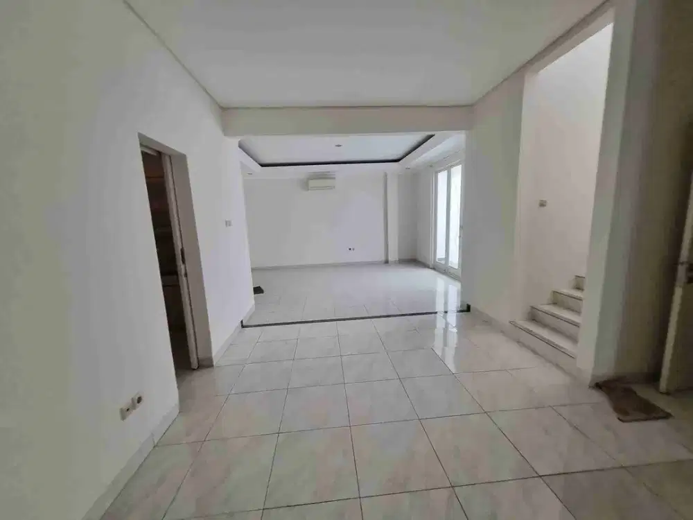 Disewakan rumah cantik.siap.huni.di Citra Gran Cibubur akses Tol mal ciputra