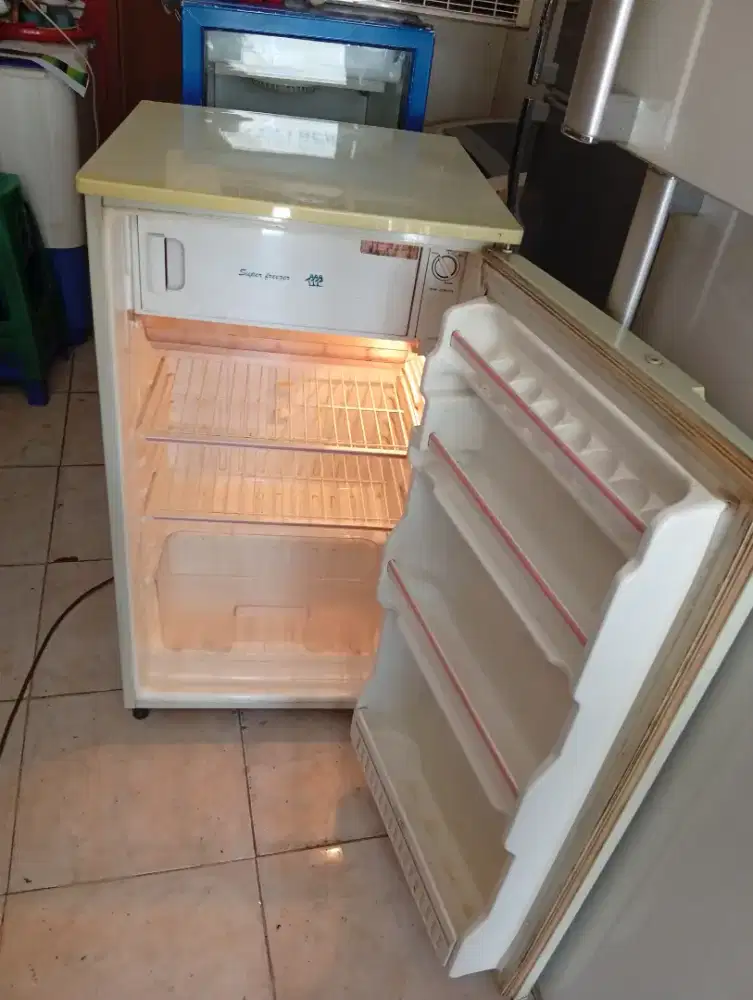 Kulkas bekas 1 pintu Mer Samsung atas bw dingin