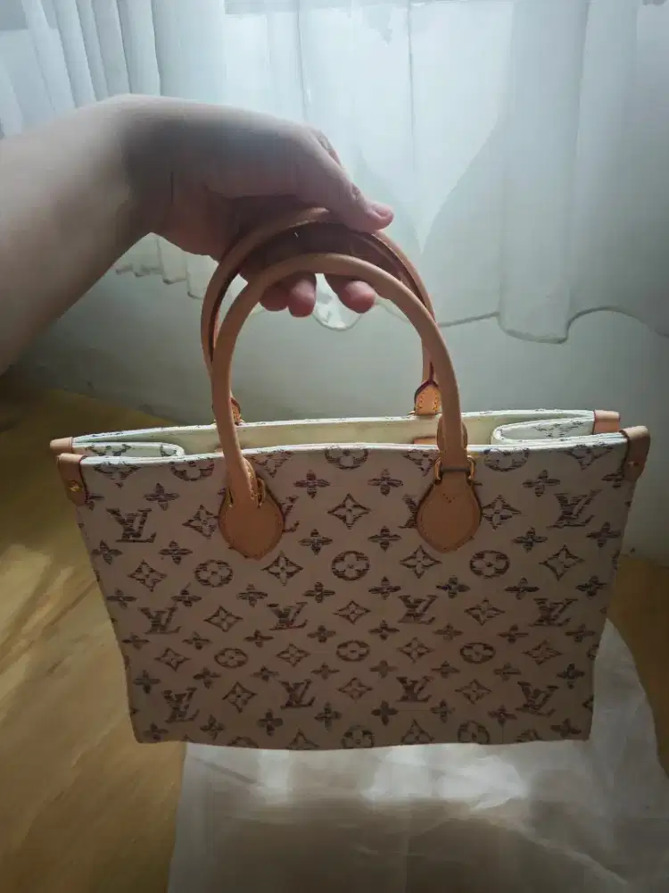 Tas LV on The Go