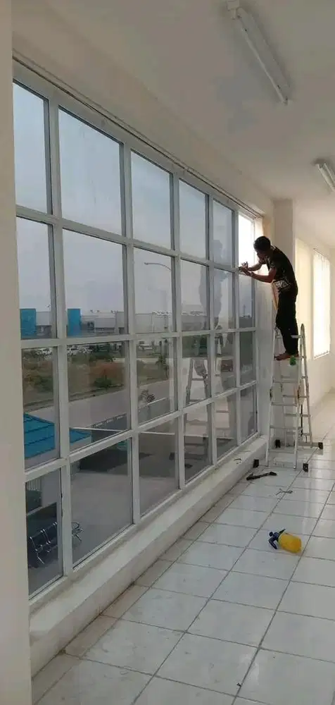 Jasa pasang stiker kaca film rumah