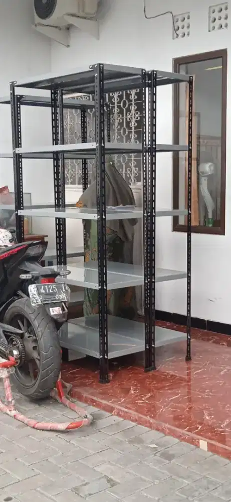 Rak besi rak perlengkapan rumah