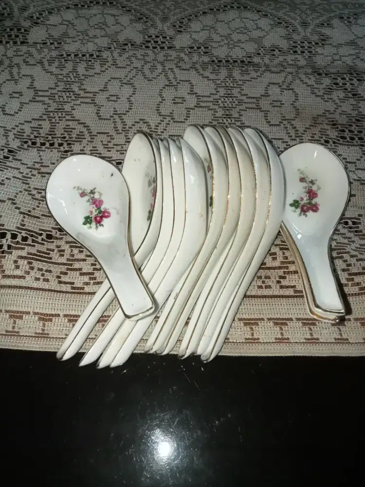 Di jual 12 sendok sup, 1 teko cina dan 1 tempat sup