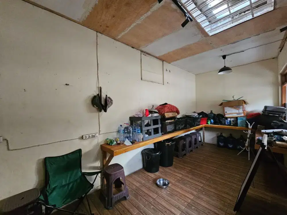 3,5 lantai  11x20  bangunan 535m  listrik 17.000 watt  telp 2 line  ac 9 unit  pam  kt 2  kt art 3  km dalam 3  km luar 3