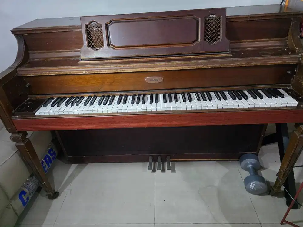 Piano akustik merk LOWREY