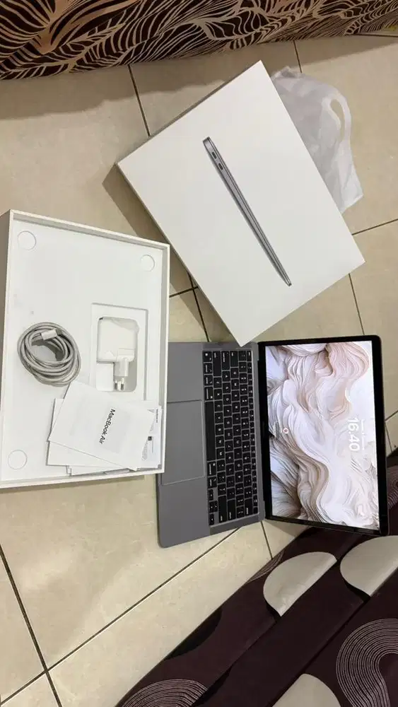 Di jual cepat !! Macbook Air M1 256 GB 2020 murah