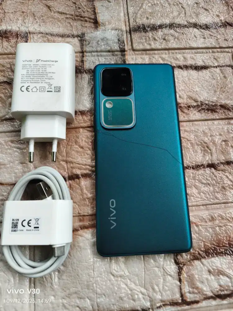 Vivo V30 5G (Ram 8/256. Snap 7 Gen3) Ada minus