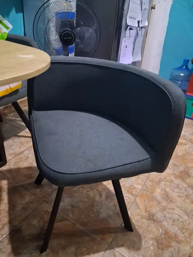 MEJA MAKAN INFORMA DUTTON