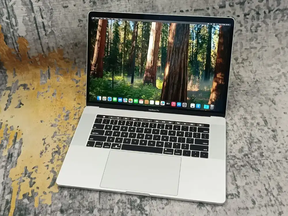 MacBook Pro TouchBar 15 2017 Core i7 16GB 512GB AMD Radeon Pro 560 4GB