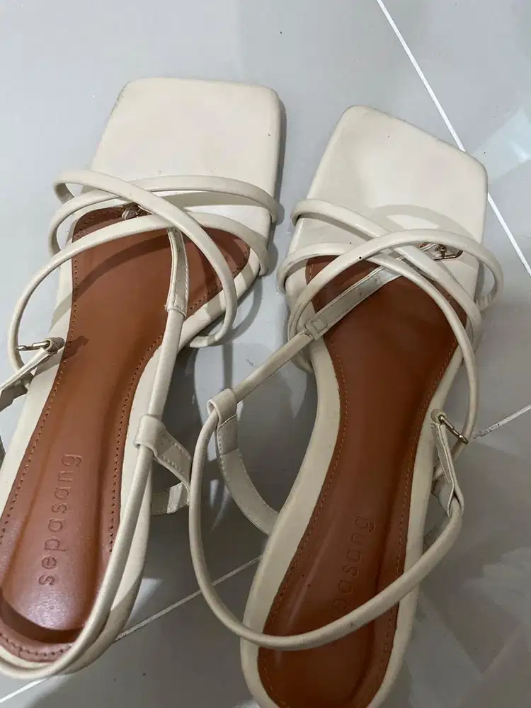 Sepasang Collection Runa Sandal Heels Wanita Hak 5 Cm