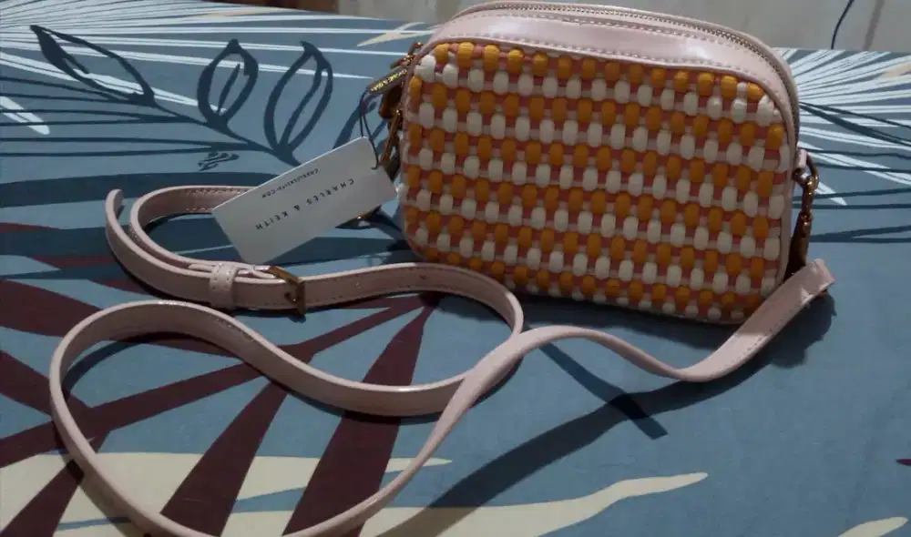 TAS BRANDED MEREK CHARLES & KEITH KONDISI BARU MASIH ADA LOGONYA.