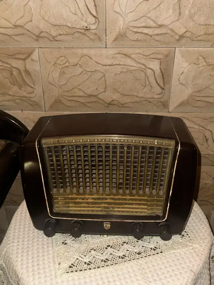 RADIO KUNO ANTIK PHILIPS
