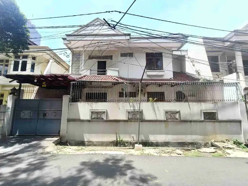 Rumah 2 lantai row jalan 3 mobil dijual lokasi favorit Tomang Grogol Jakarta Barat