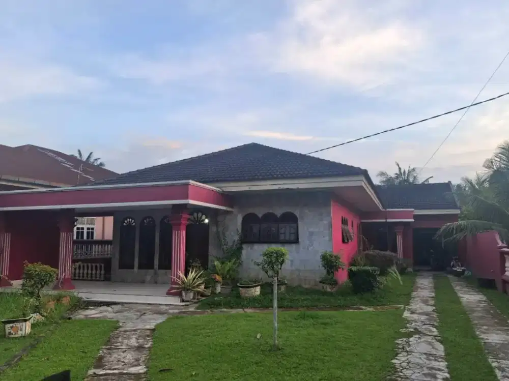 DIJUAL RUMAH dengan halaman depan dan belakang yang luas