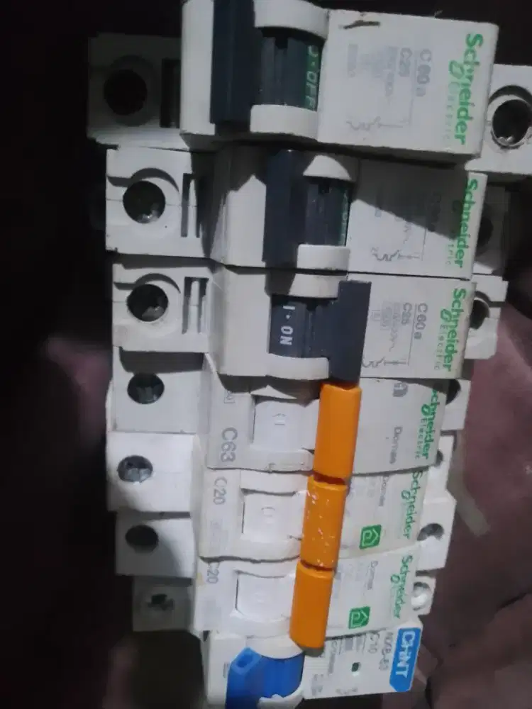 Jual cepat semuanya blum pernah di pake MCB Schneider