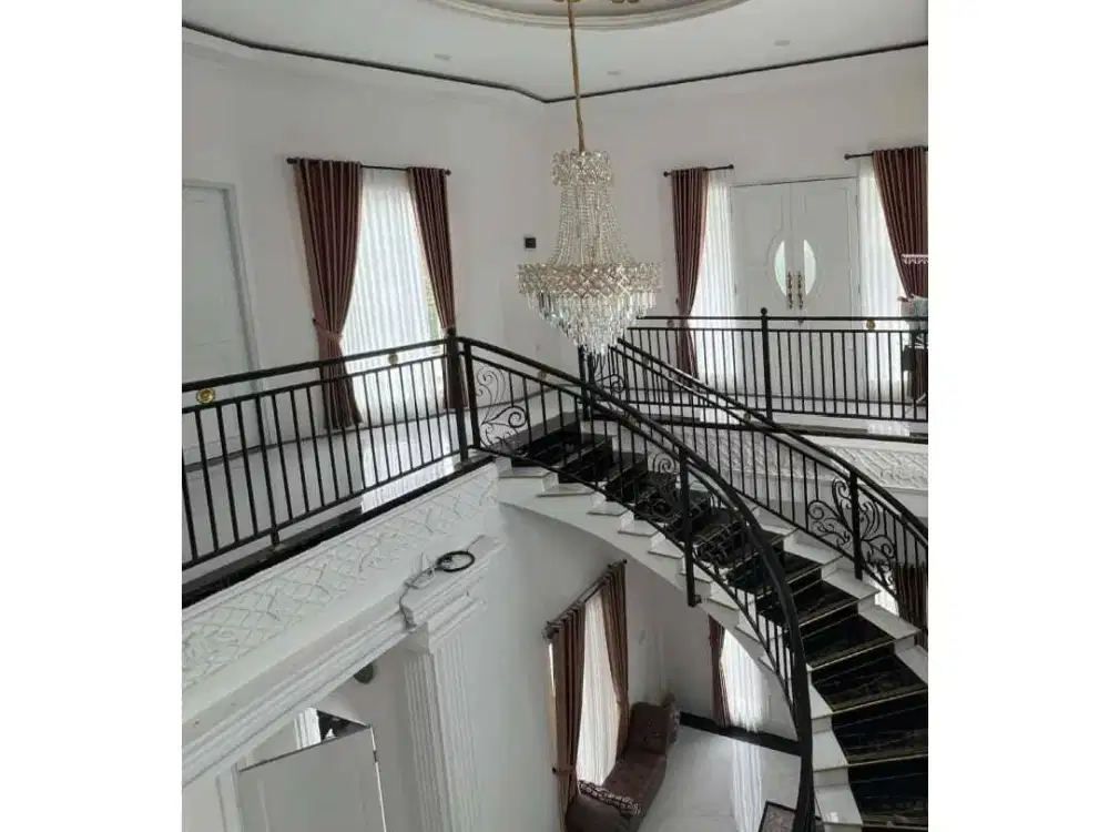 DIJUAL RUMAH MEWAH 3 LANTAI SIAP HUNI HARGA NEGO SENTUL CITY SSR819