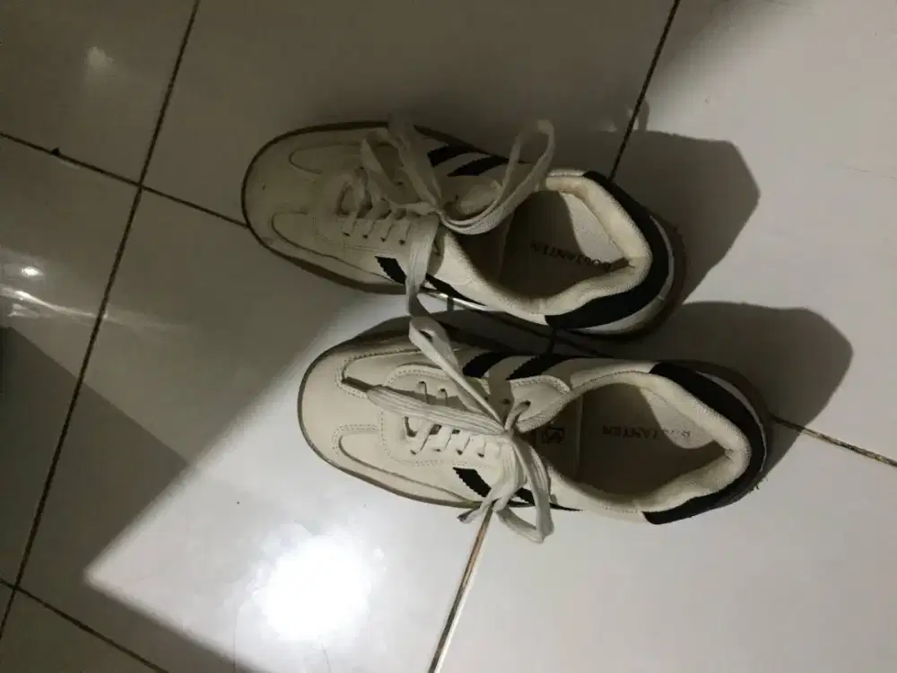 Bostanten Sepatu Sneakers Wanita