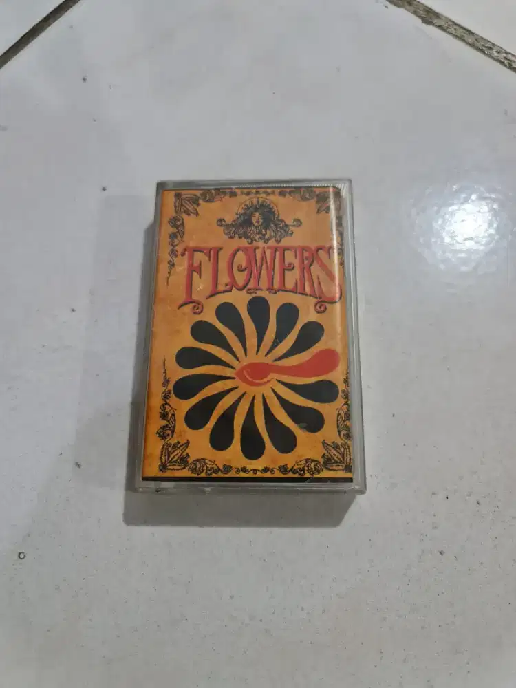 Kaset Pita Flowers Band album pertama