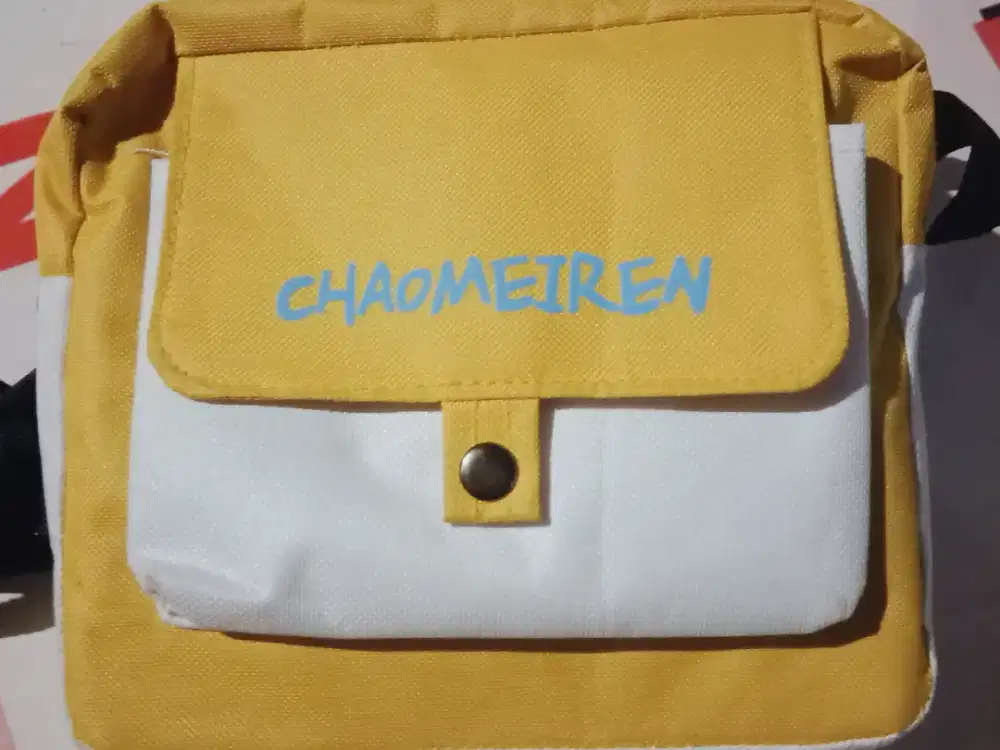 Tas Selempang Wanita Warna Kuning Desain Stylish