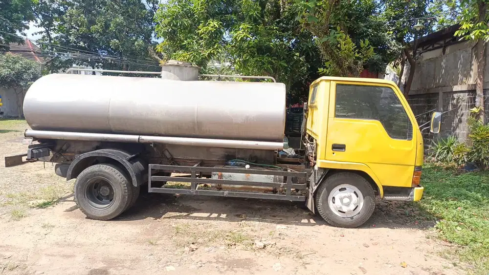 Mitsubishi Colt Diesel tangki air bersih kapasitas 5.000 liter